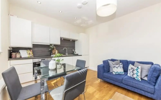Modern Two Bedroom Apartment in Hammersmith - 207a, London