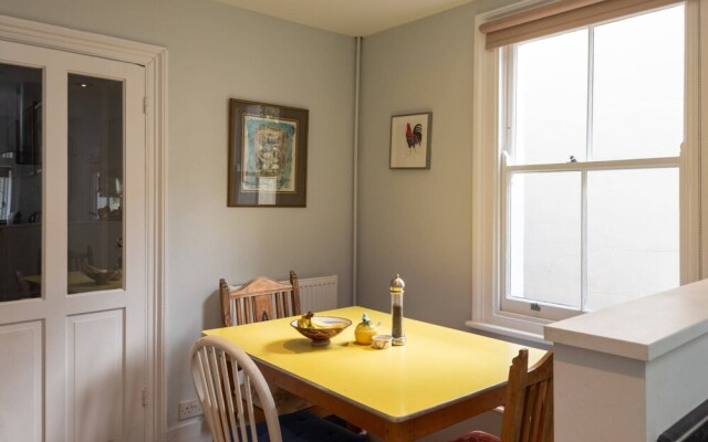 Cosy and Beautiful 2BR Flat Near Battersea Fits 4