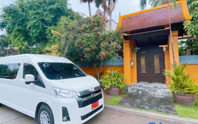 PhuTara 1700 sqm 6-bedroom Luxury Pool Villa