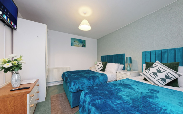 House Sleeps 14 With Enclosed Garden