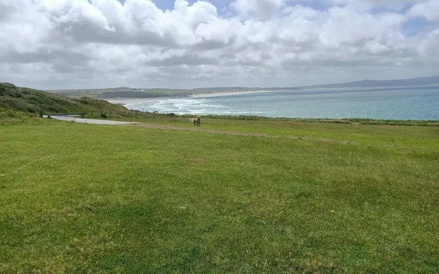 Secluded Meadow, Unique Shire Hut, Perfect Camping