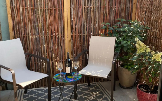 Hugo Mews Bright Studio Apartment