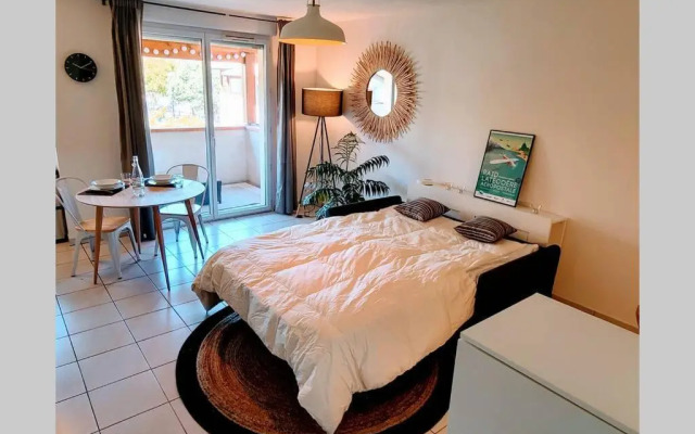 T2 jardinet avec piscine, parking et tennis