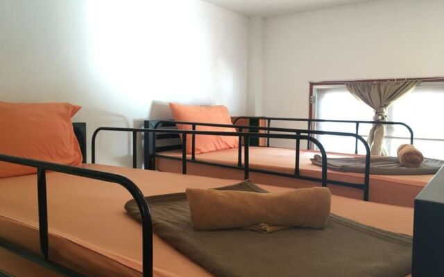 Sea Breeze Backpacker Hostel - Adults Only