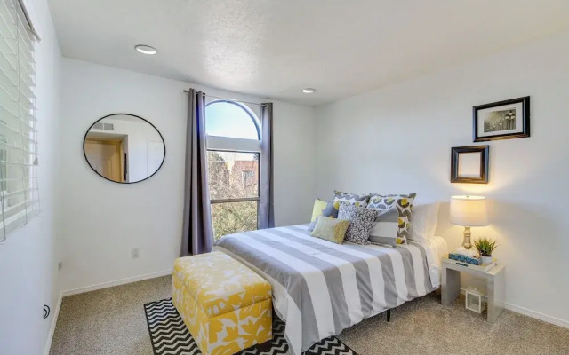 1 Mi to Unm: Convenient Albuquerque Townhome!