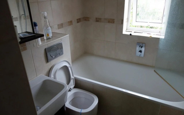 NEW Cosy 2 Bedroom Flat on Englefield Green