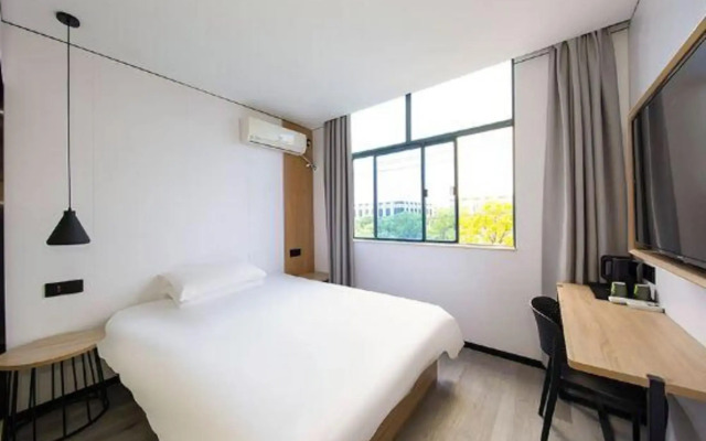 reen Season Hotel MINI (Longdong Avenue, Shanghai New International Expo Center)