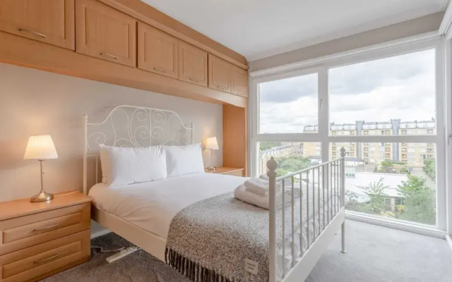 Bright, Modern One-bed With Stunning View of Thames