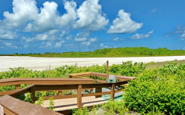 Magical Beachfront Condo With Pool and Ocean Views