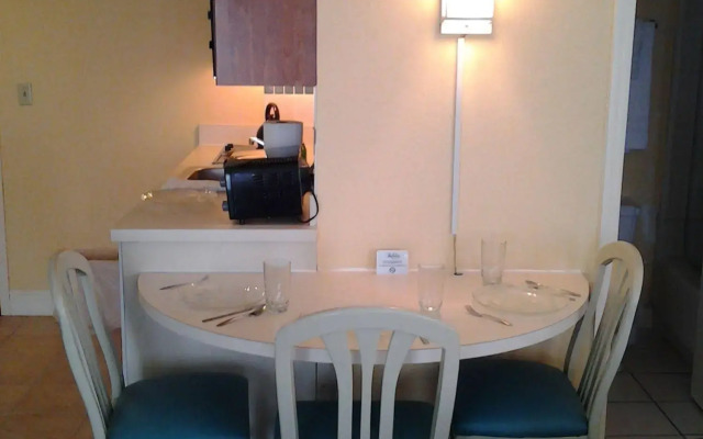Kitchenette Condos Universal by Amerom