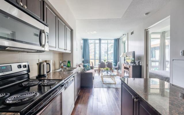Modern Bright 1Br+Den Unit Downtown