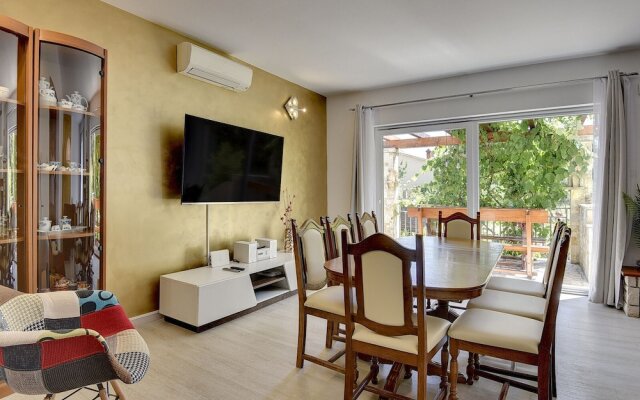 Quaint Holiday Home in Liznjan With Pool