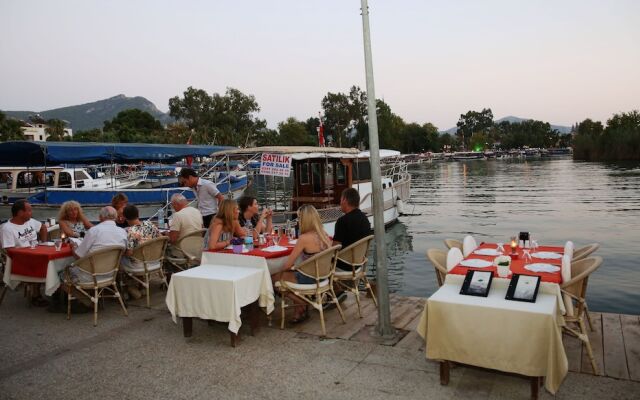 Palmyra Hotel & Sky Lounge