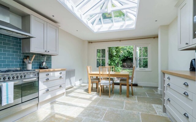 Marvelous 3BR Kennington House w Garden by GuestReady