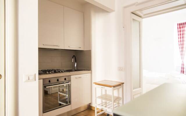 White and Clean Apartment near Metro MM1