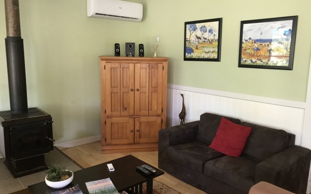 The Lakehouse Manor – Guest Rooms – Maleny