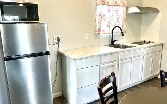 Royal Gateway Motel By OYO