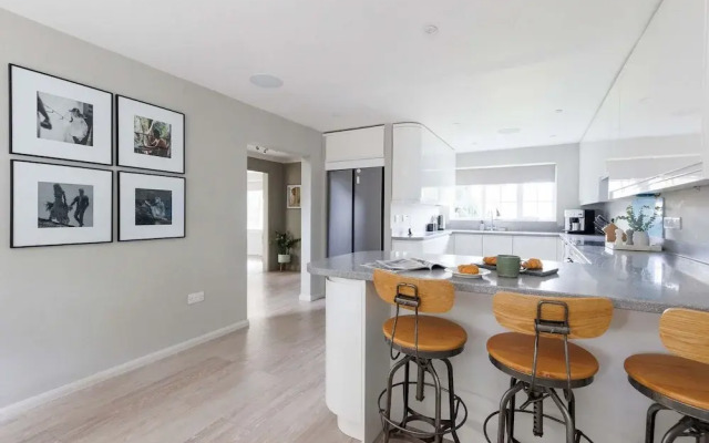 Stylish 4 Bed Home Close to Beach