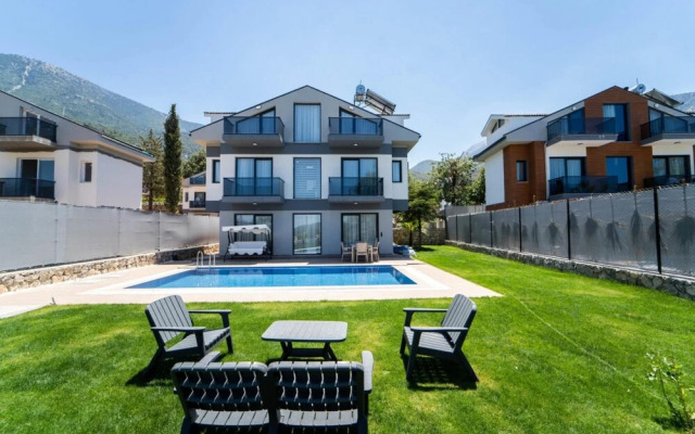 House With Private Pool and Backyard in Fethiye