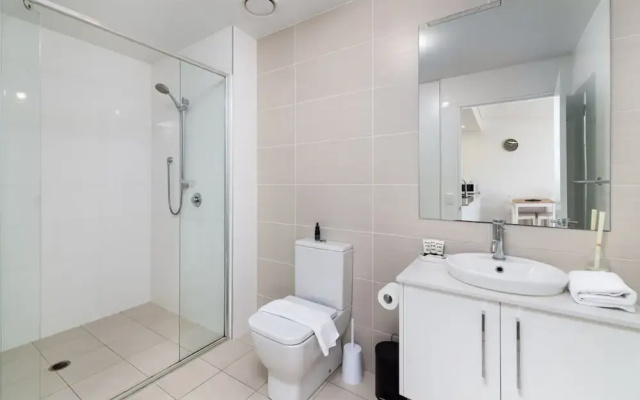 Exquisite Apartment With BBQ and Pool, Near Shops