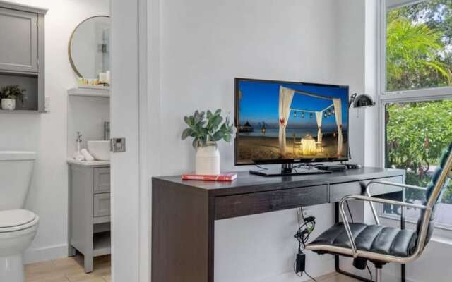 Luxe Lakefront Mansion Waterfront, Pompano Beach