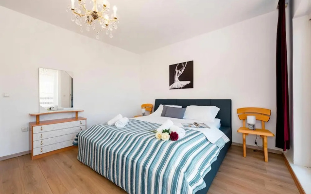 Spacious 2 Bedroom Apartment With Balcony