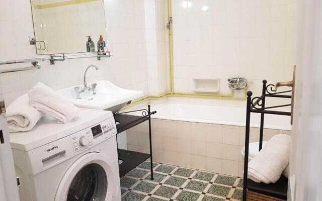 Ionian Apartment- Athens Center, 6 BD, 2.5 BATH