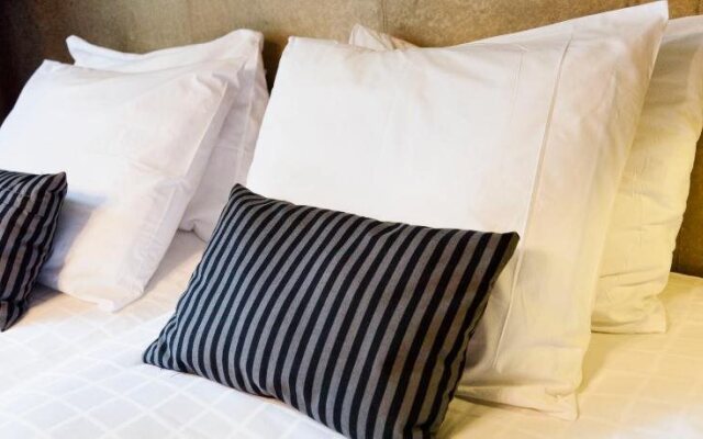 Hotel Diamonds and Pearls