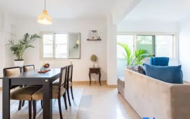 Modern Retreat | Smart TV | 2min to Riverfront