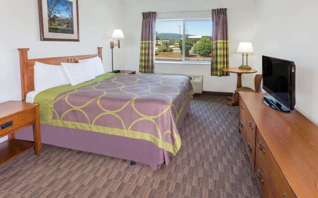 Super 8 by Wyndham Central Pt Medford