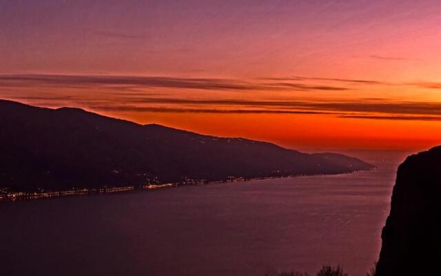 La Quiete 09 terrace apartment by Gardadomusmea