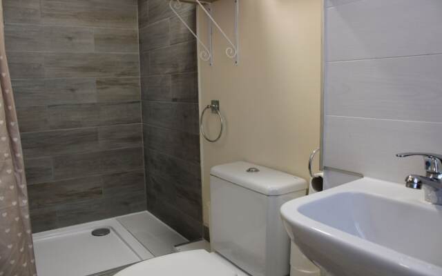 Impeccable Spacious 6-bed House in Romford