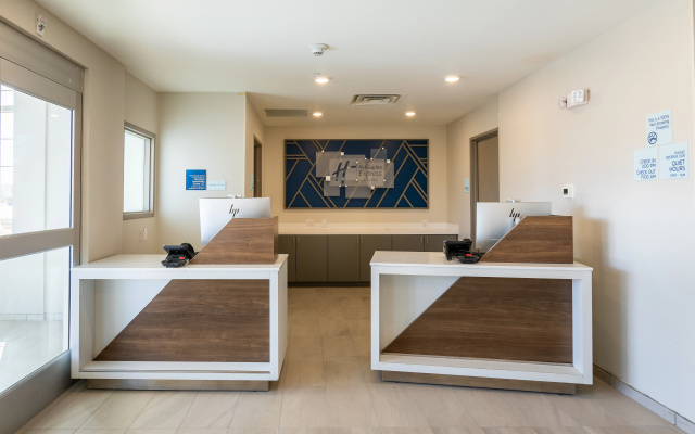 Holiday Inn Express & Suites Englewood Denver South by IHG