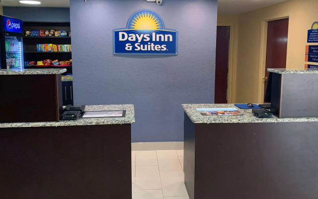 Days Inn & Suites by Wyndham Tampa/Raymond James Stadium