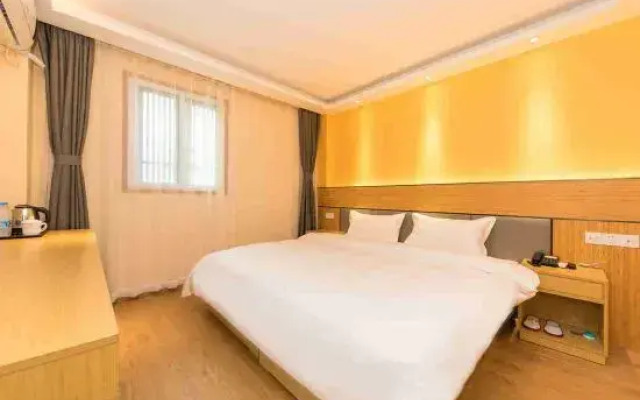 Huayi Hotel (Zuibaichi Subway Station Branch)