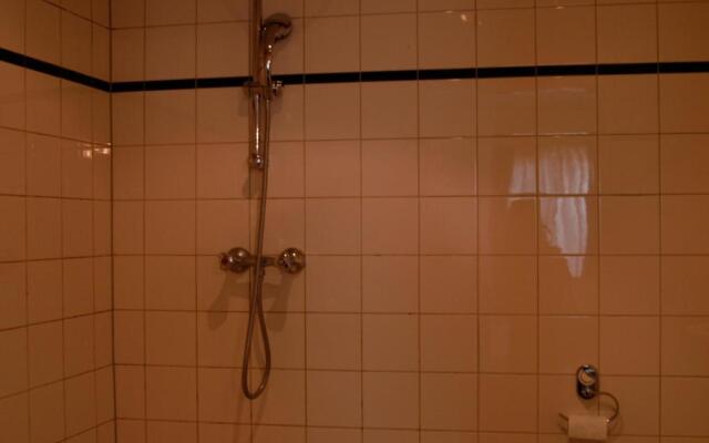 Hotel 83