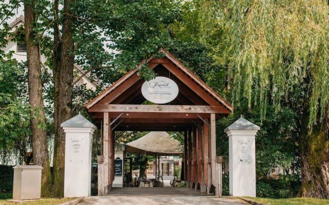 Dvor Jezeršek Brnik