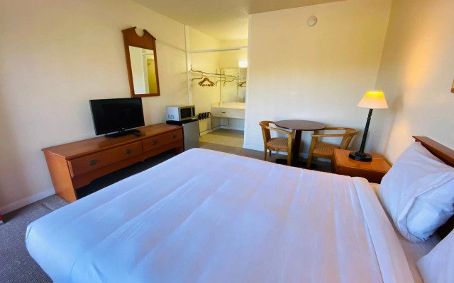 Travelers Place Inn & Suites