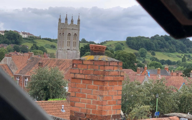 Delightful 1 bedroom Split-Level Apt in Glastonbury Town Centre