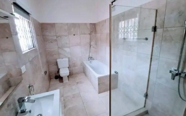 Stylish 3 Bedroom House Near Airport & Marina Mall