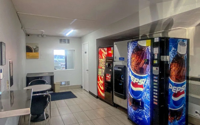 Studio 6 Wichita, KS - Airport
