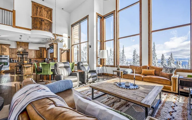 Inuksuk Lodge 4800 sq ft of Excellence