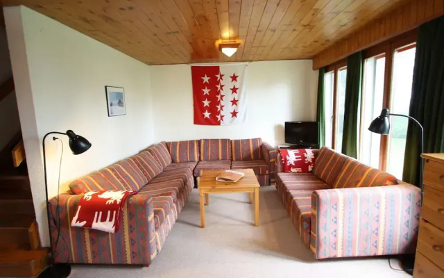 Spacious Chalet near Forest