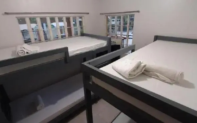 RedDoorz Hostel @ Ragsak Kamp Beach Resort