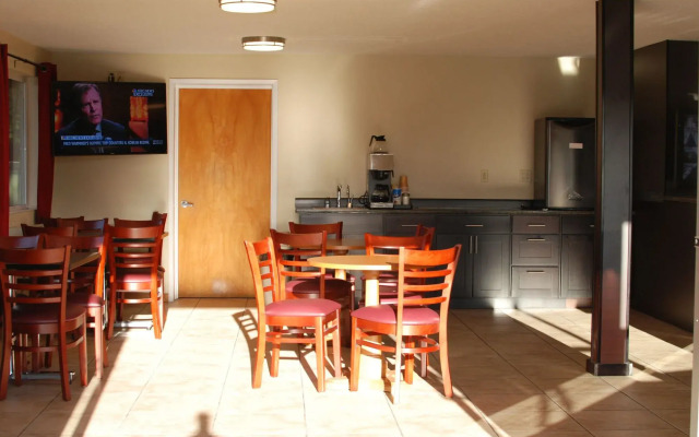 Smokey Point Motor Inn