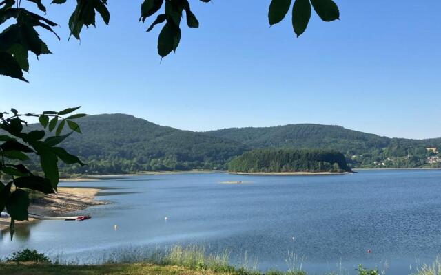 Les Rives Du Lac Du Laouzas