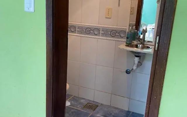 Suítes aconchegantes com piscina e praia