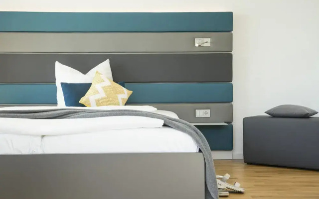 7 Hotel & Boardinghouse