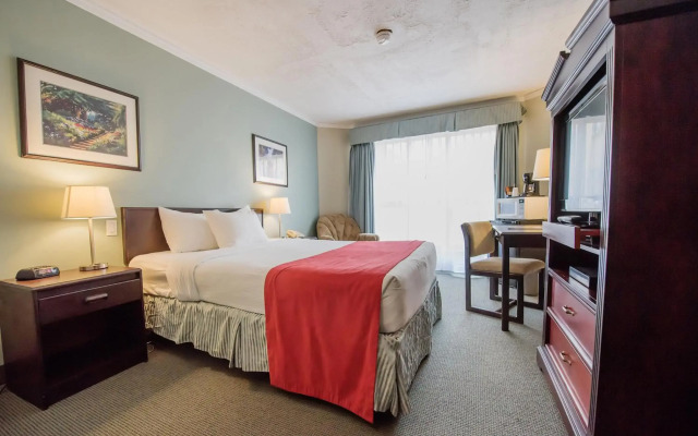 Harrison Lake Hotel