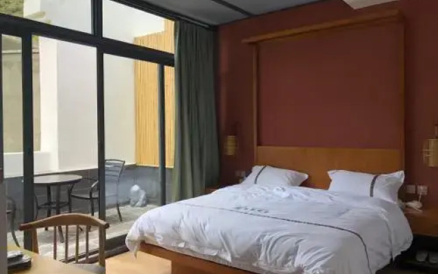 Siguniangshan Tea & Panda Hotel